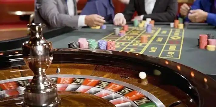 Philippine player navigating the bet100 app game lobby on a smartphone